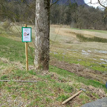 Tafel bei Brücke